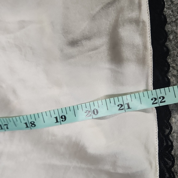 Beautiful ivory pearl colored black lace trim 100% silk vintage Morgan Taylor L - Picture 7 of 8